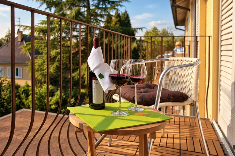 Wein auf dem Zimmerbalkon im Hotel Lindenallee