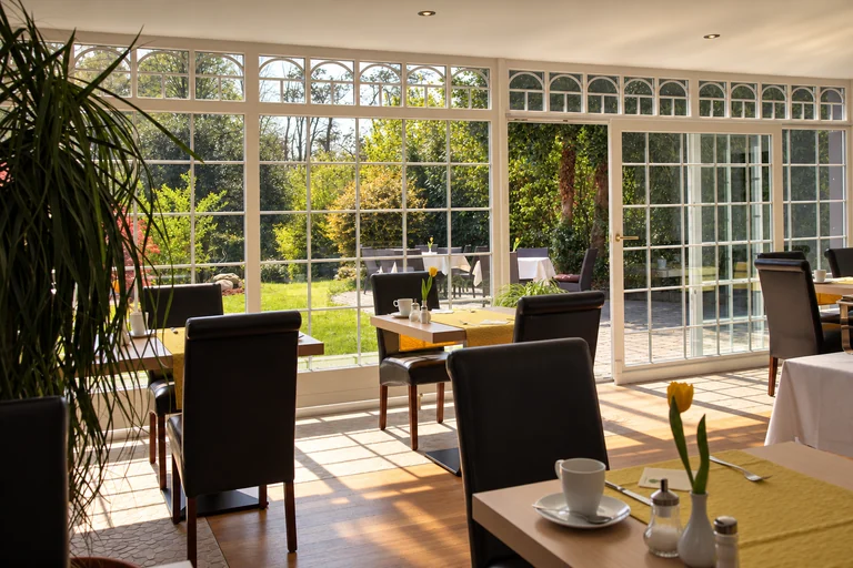 Wintergarten mit Sitzplätzen im Hotel Lindenallee